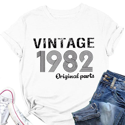 T-shirt com estampado “Vintage 1982 Original”, manga curta, gola redonda, corte largo e confortável, ideal para um look casual e descontraído.