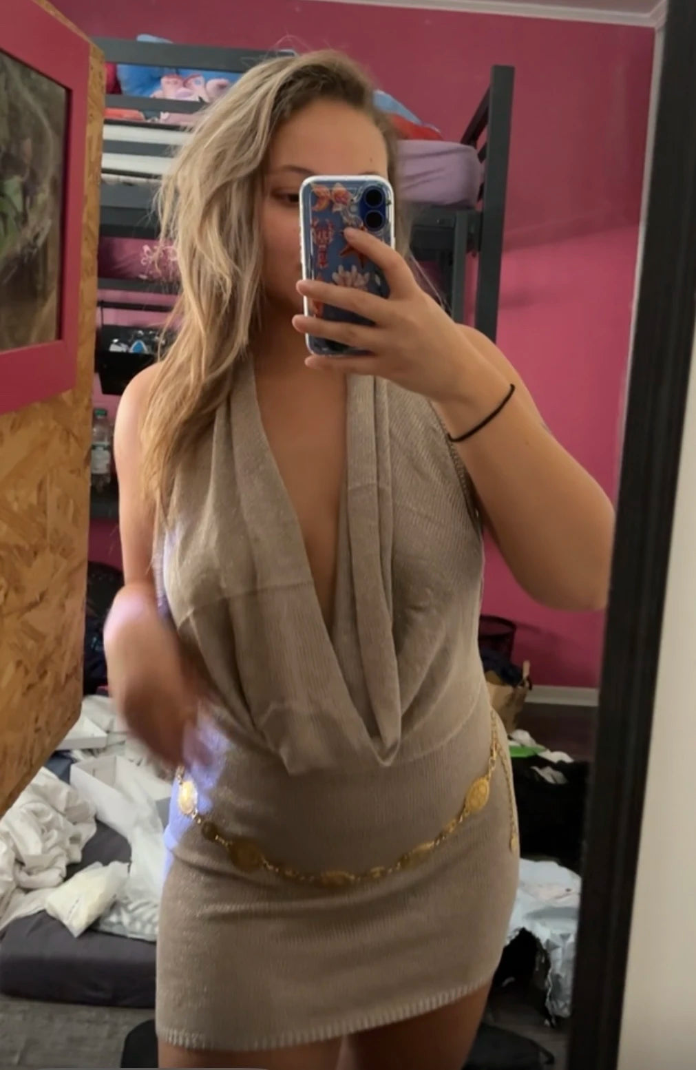 Vestido mini de praia para mulher, modelo 2026, sexy, com decote profundo em V, tecido tipo seda brilhante, malha (knit), costas descobertas