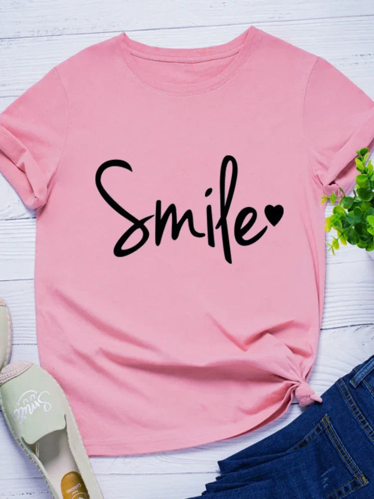 Camiseta con estampado de sonrisa en forma de corazón, manga corta, cuello redondo, corte ancho y cómodo, ideal para un look casual y relajado