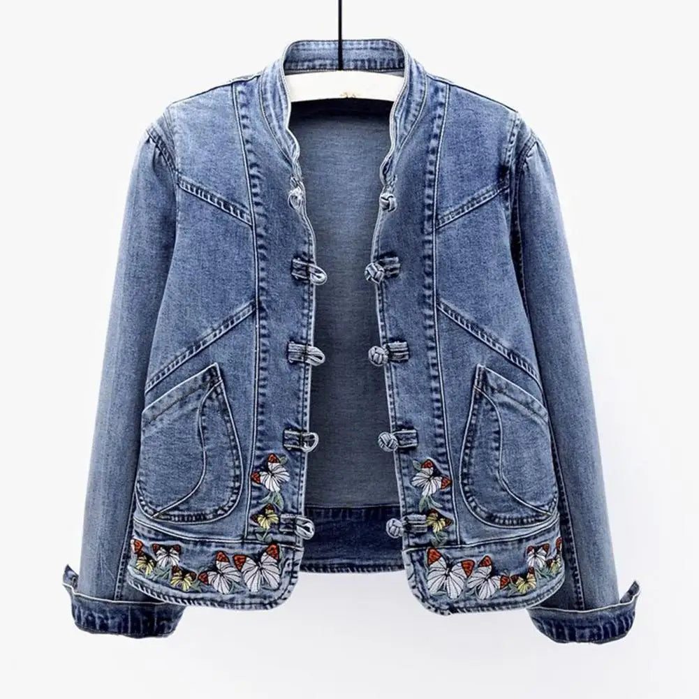 Abrigo entallado con bordados: un toque artístico para tus looks casuales