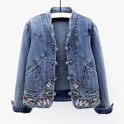 Abrigo entallado con bordados: un toque artístico para tus looks casuales