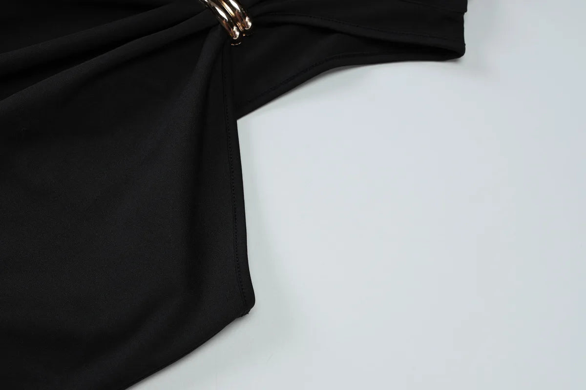 Vestido justo de cintura subida com fivela metálica, cor lisa, ombros descobertos