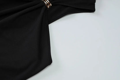 Vestido justo de cintura subida com fivela metálica, cor lisa, ombros descobertos