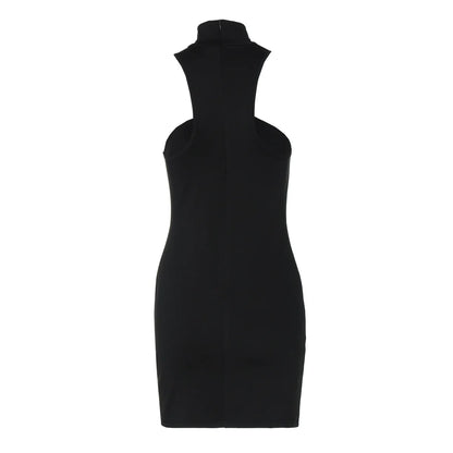 Vestido justo de cintura subida com fivela metálica, cor lisa, ombros descobertos