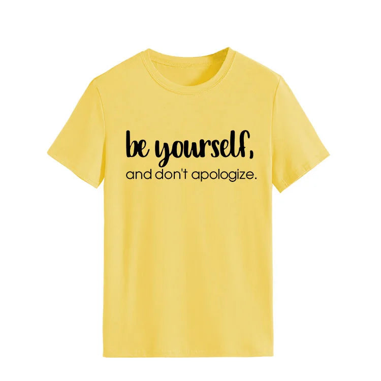 Camiseta con estampado "Be Yourself Don’t Apologize", manga corta, cuello redondo, corte holgado y cómodo, ideal para un look casual y desenfadado