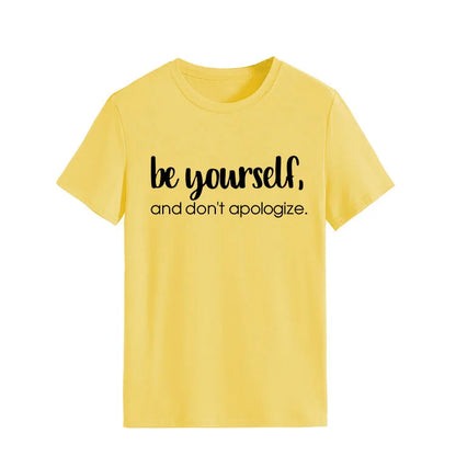 Camiseta con estampado "Be Yourself Don’t Apologize", manga corta, cuello redondo, corte holgado y cómodo, ideal para un look casual y desenfadado
