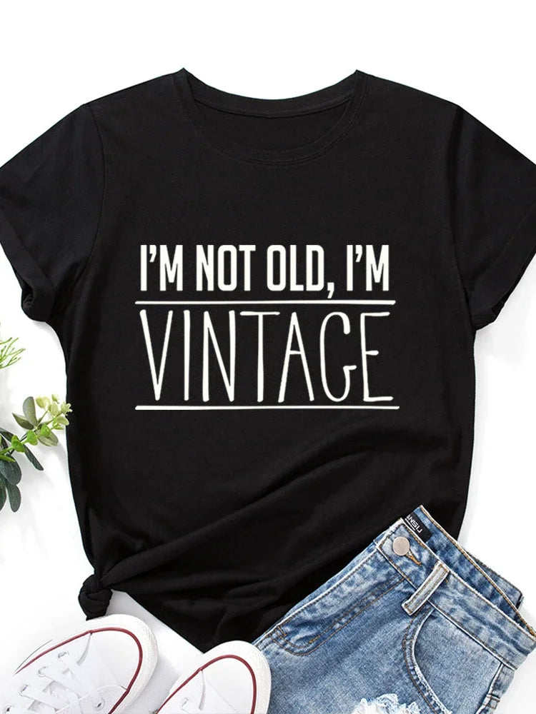 T-shirt com estampado “I’m Not Old, I’m Vintage”, manga curta, gola redonda, corte largo e confortável, ideal para um look casual.
