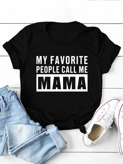 Camiseta con estampado “My Favorite People Call Me Mama”, manga corta, cuello redondo, corte holgado y cómodo, ideal para un look casual y relajado