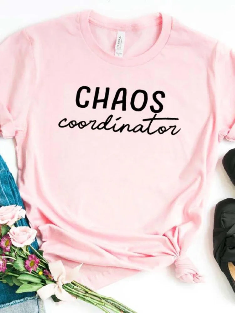 Camiseta con estampado "Chaos Coordinator", manga corta, cuello redondo, corte ancho y cómodo, ideal para un look casual