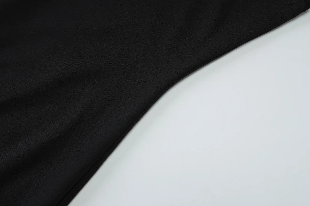 Vestido justo de cintura subida com fivela metálica, cor lisa, ombros descobertos