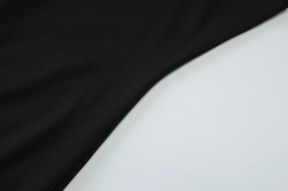 Vestido justo de cintura subida com fivela metálica, cor lisa, ombros descobertos
