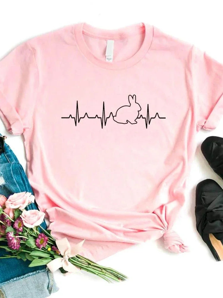 Camiseta con estampado de conejo y latido, manga corta, cuello redondo, corte ancho y cómodo, ideal para un look casual y relajado