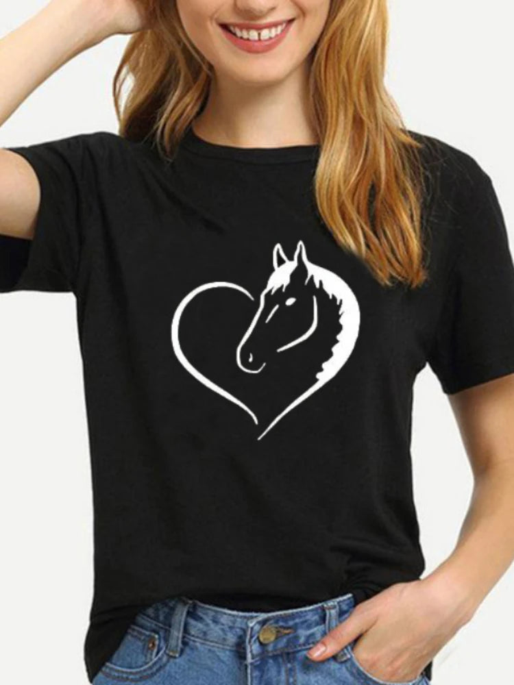T-shirt com estampado de cavalo em forma de coração, cor amarela, manga curta, gola redonda, corte largo e confortável, ideal para looks casuais de verão