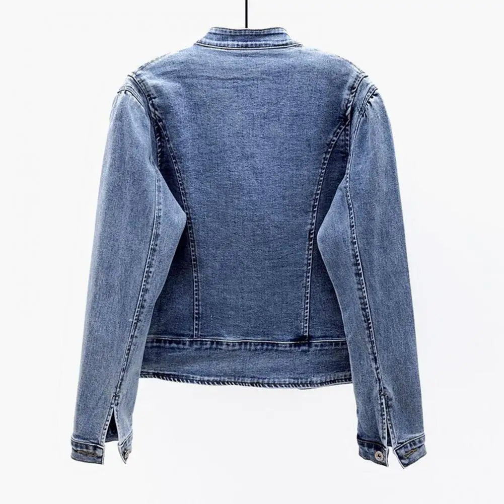 Abrigo entallado con bordados: un toque artístico para tus looks casuales