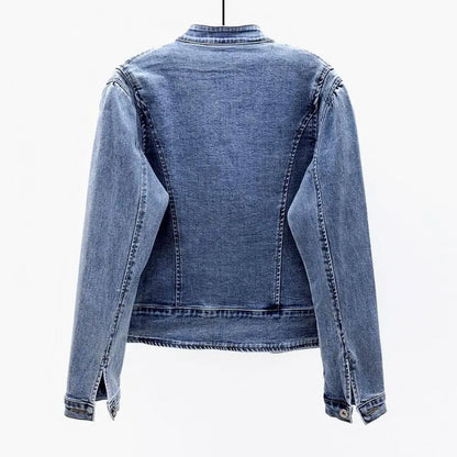 Abrigo entallado con bordados: un toque artístico para tus looks casuales
