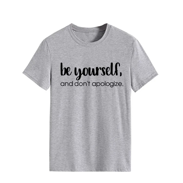 Camiseta con estampado "Be Yourself Don’t Apologize", manga corta, cuello redondo, corte holgado y cómodo, ideal para un look casual y desenfadado