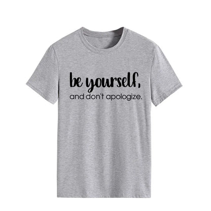 Camiseta con estampado "Be Yourself Don’t Apologize", manga corta, cuello redondo, corte holgado y cómodo, ideal para un look casual y desenfadado