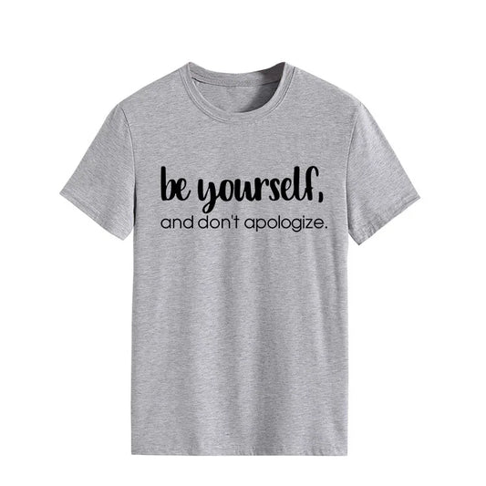 T-shirt com estampado “Be Yourself Don’t Apologize”, manga curta, gola redonda, corte largo e confortável, ideal para um look casual e descontraído
