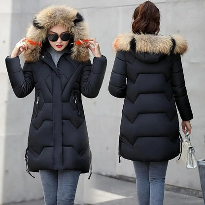 Chaqueta de invierno para mujer con capucha de peluche — abrigo de algodón, corte medio, con cremallera y protección en el cuello, resistente al viento. ❄️🧥✨
