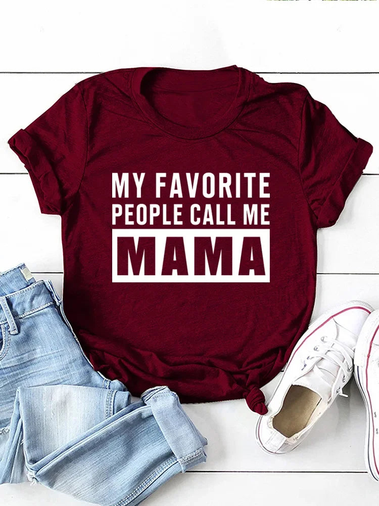 Camiseta con estampado “My Favorite People Call Me Mama”, manga corta, cuello redondo, corte holgado y cómodo, ideal para un look casual y relajado