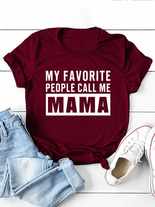 T-shirt com estampado “My Favorite People Call Me Mama”, manga curta, gola redonda, corte largo e confortável, ideal para um look casual e descontraído