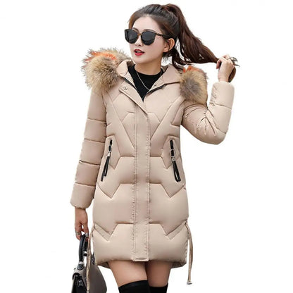 Chaqueta de invierno para mujer con capucha de peluche — abrigo de algodón, corte medio, con cremallera y protección en el cuello, resistente al viento. ❄️🧥✨