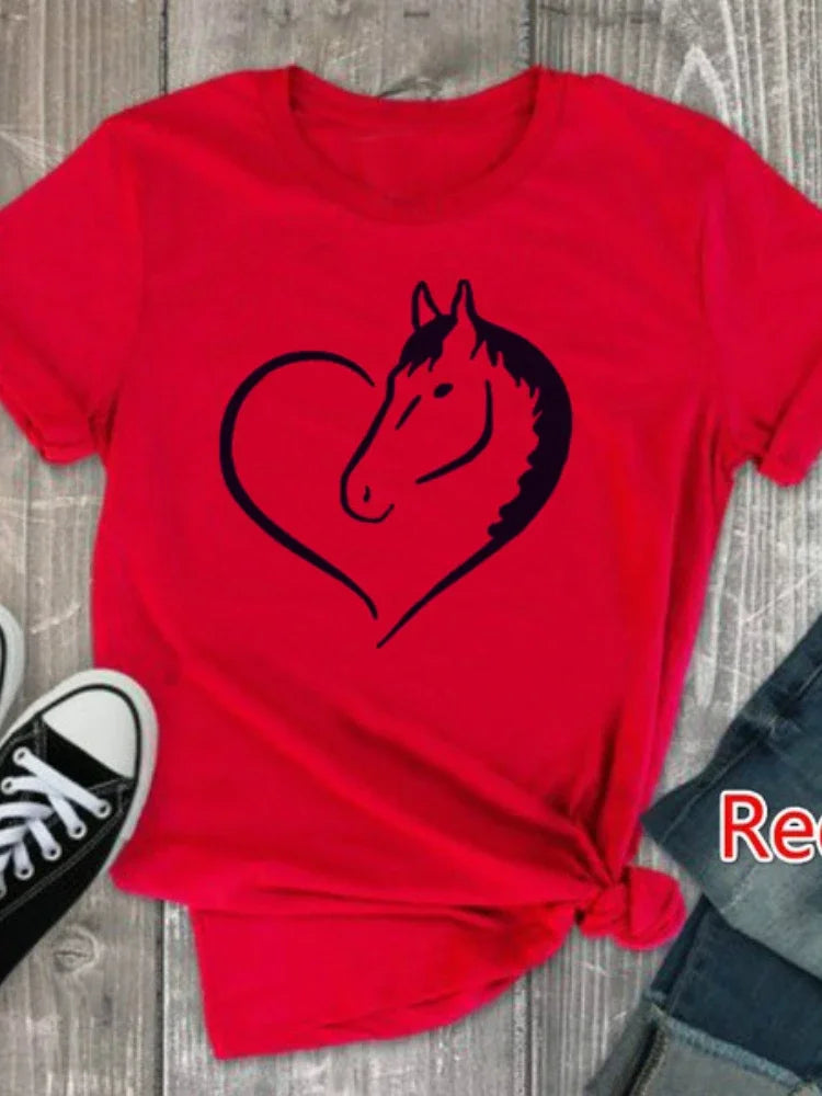 T-shirt com estampado de cavalo em forma de coração, cor amarela, manga curta, gola redonda, corte largo e confortável, ideal para looks casuais de verão