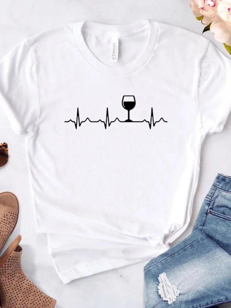 T-shirt com estampado “Wine Heartbeat”, manga curta, gola redonda, corte largo e confortável, ideal para um look casual de verão