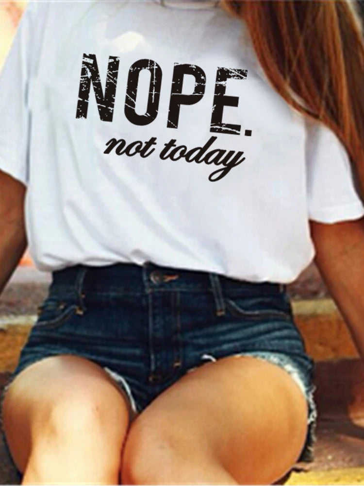 T-shirt com estampado “Nope Not Today”, manga curta, gola redonda, corte largo e confortável, ideal para um look casual de verão