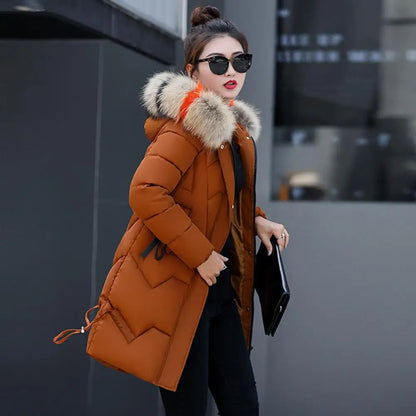 Chaqueta de invierno para mujer con capucha de peluche — abrigo de algodón, corte medio, con cremallera y protección en el cuello, resistente al viento. ❄️🧥✨