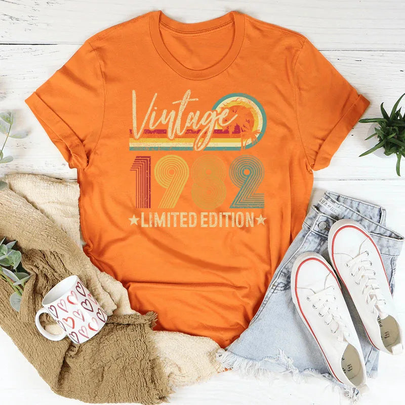 T-shirt com estampado “Vintage 1982 Limited Edition”, manga curta, gola redonda, corte largo e confortável, ideal para um look casual de inspiração retro