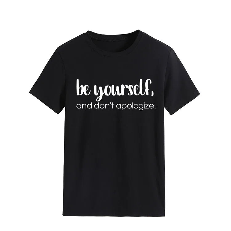 Camiseta con estampado "Be Yourself Don’t Apologize", manga corta, cuello redondo, corte holgado y cómodo, ideal para un look casual y desenfadado