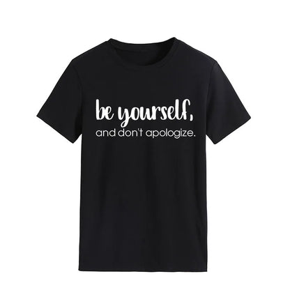 Camiseta con estampado "Be Yourself Don’t Apologize", manga corta, cuello redondo, corte holgado y cómodo, ideal para un look casual y desenfadado