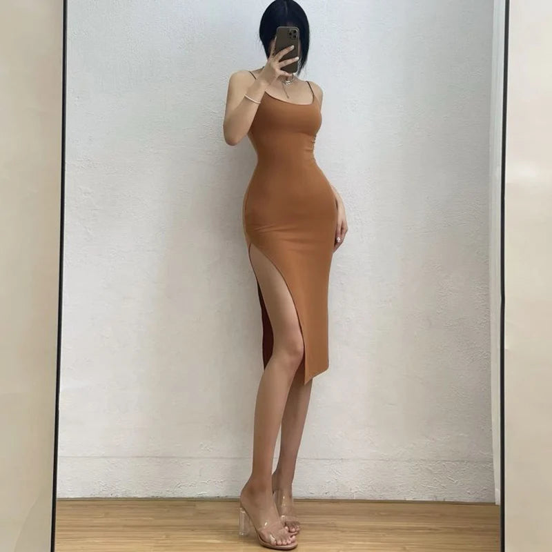 Vestido Largo ajustado con abertura alta, tirantes finos