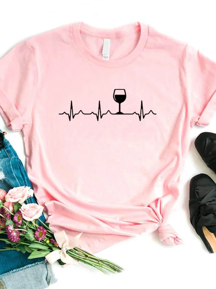 T-shirt com estampado “Wine Heartbeat”, manga curta, gola redonda, corte largo e confortável, ideal para um look casual de verão