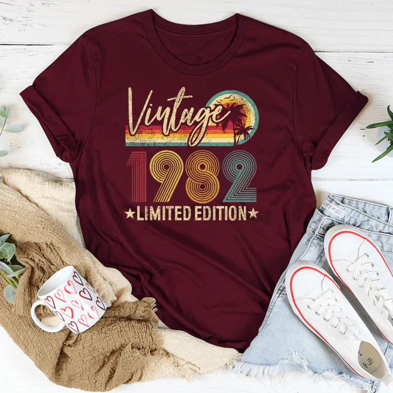 T-shirt com estampado “Vintage 1982 Limited Edition”, manga curta, gola redonda, corte largo e confortável, ideal para um look casual de inspiração retro