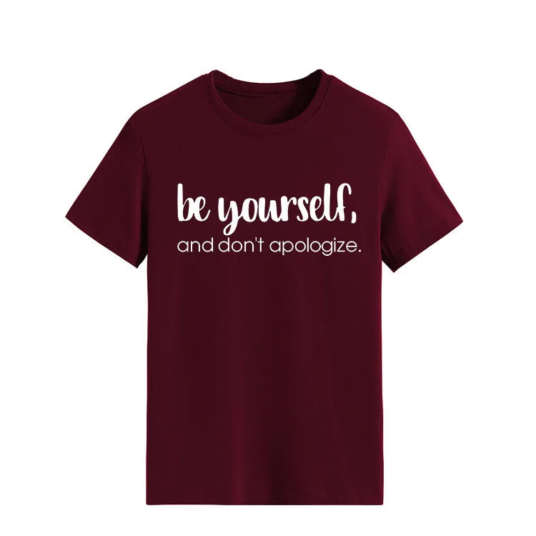 Camiseta con estampado "Be Yourself Don’t Apologize", manga corta, cuello redondo, corte holgado y cómodo, ideal para un look casual y desenfadado