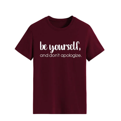 Camiseta con estampado "Be Yourself Don’t Apologize", manga corta, cuello redondo, corte holgado y cómodo, ideal para un look casual y desenfadado