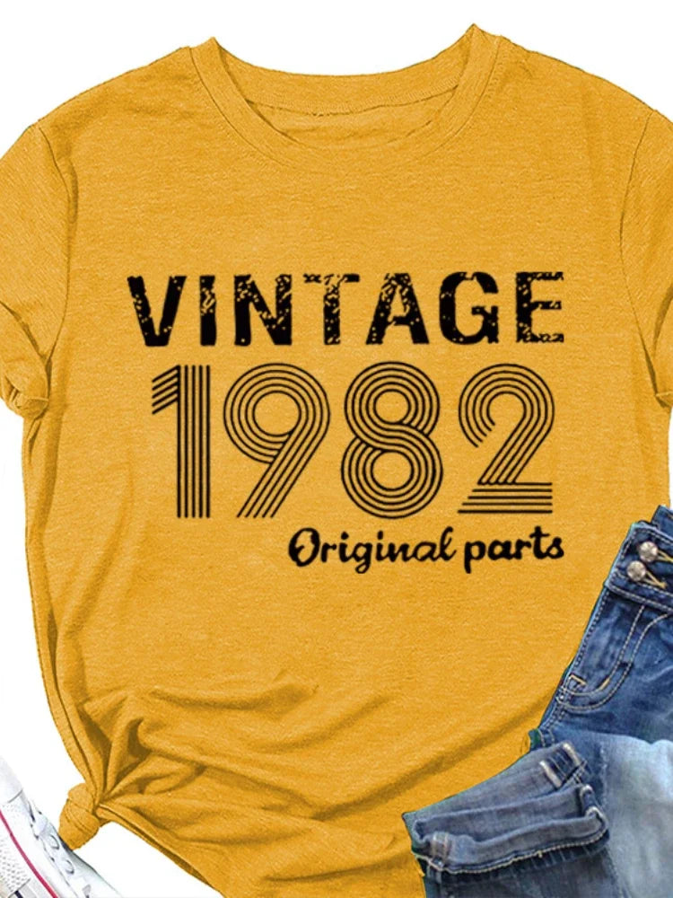 T-shirt com estampado “Vintage 1982 Original”, manga curta, gola redonda, corte largo e confortável, ideal para um look casual e descontraído.