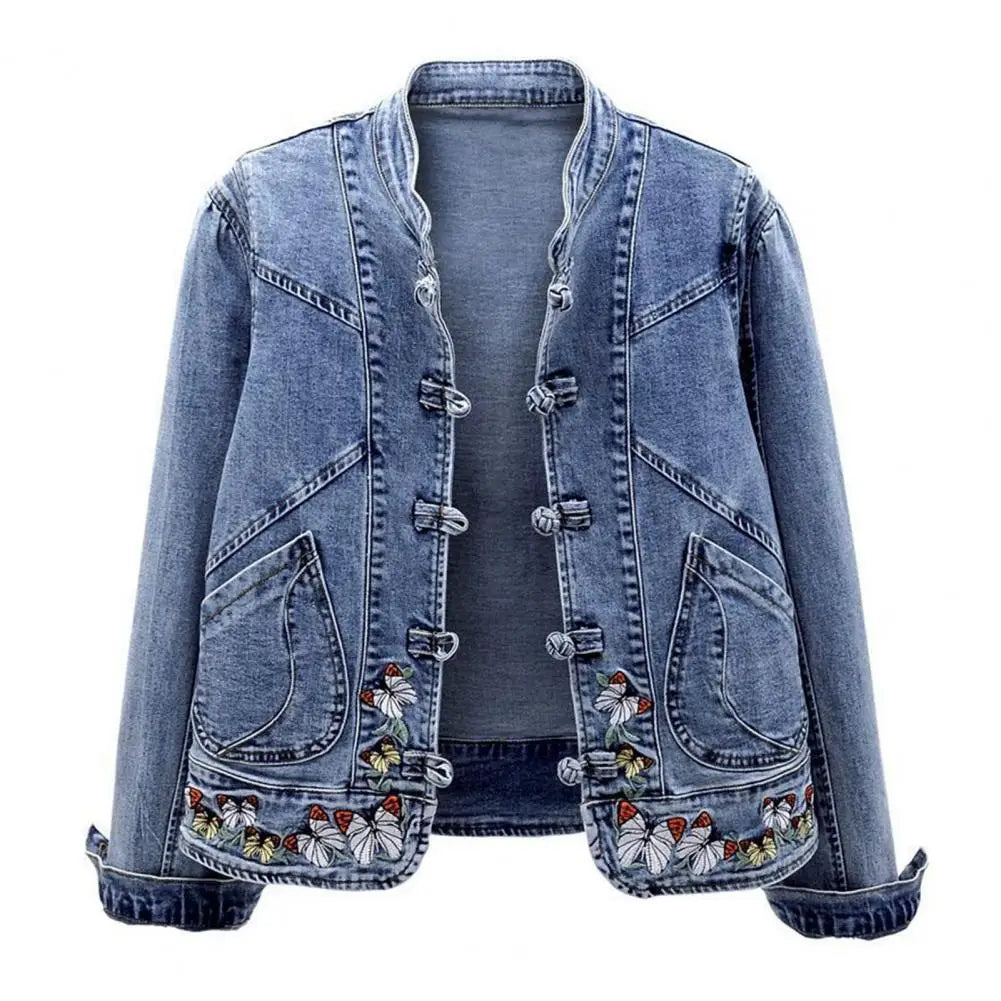 Abrigo entallado con bordados: un toque artístico para tus looks casuales