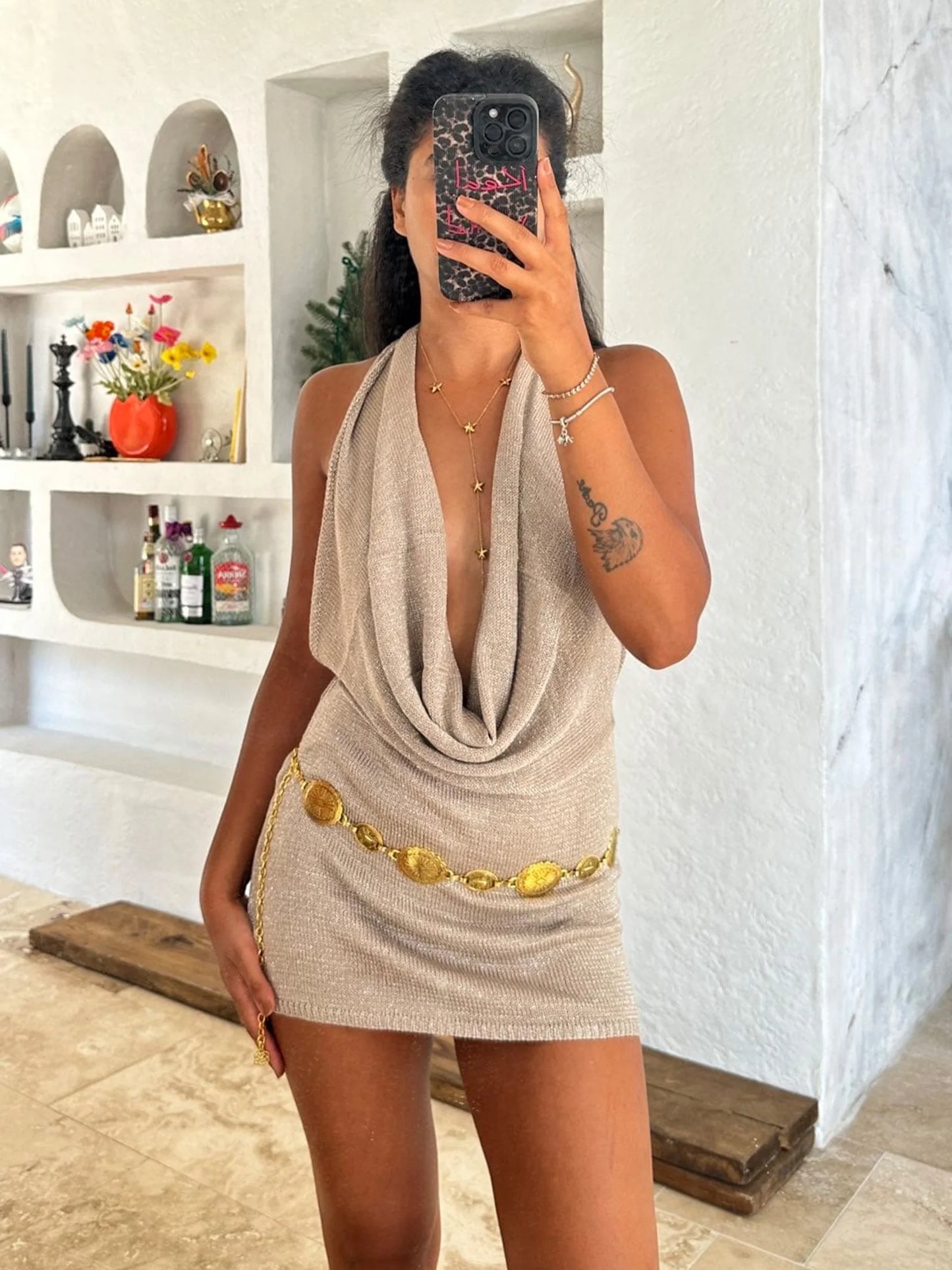 Vestido mini de praia para mulher, modelo 2026, sexy, com decote profundo em V, tecido tipo seda brilhante, malha (knit), costas descobertas