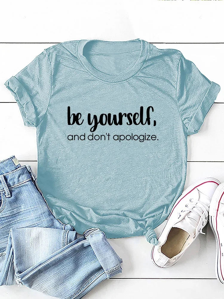 Camiseta con estampado "Be Yourself Don’t Apologize", manga corta, cuello redondo, corte holgado y cómodo, ideal para un look casual y desenfadado