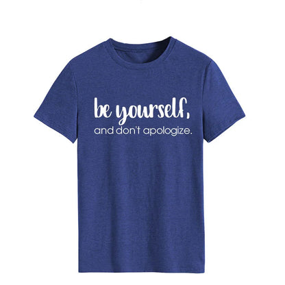 Camiseta con estampado "Be Yourself Don’t Apologize", manga corta, cuello redondo, corte holgado y cómodo, ideal para un look casual y desenfadado