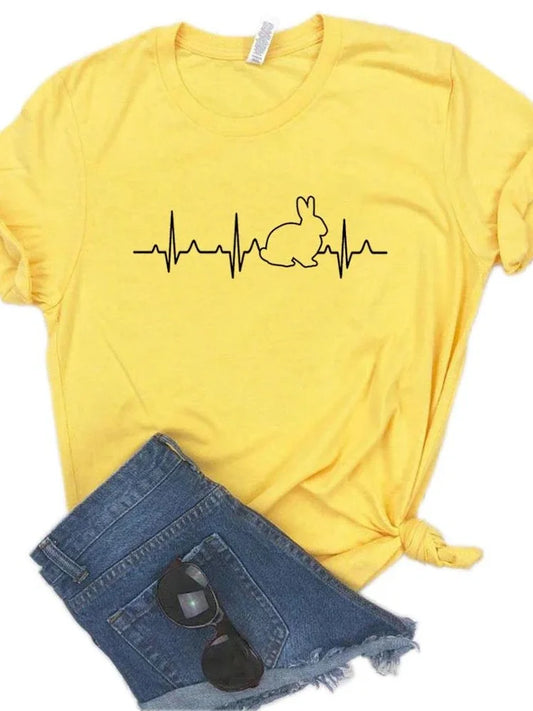 T-shirt com estampado de coelho e batimento cardíaco, manga curta, gola redonda, corte largo e confortável, ideal para um look casual e descontraído
