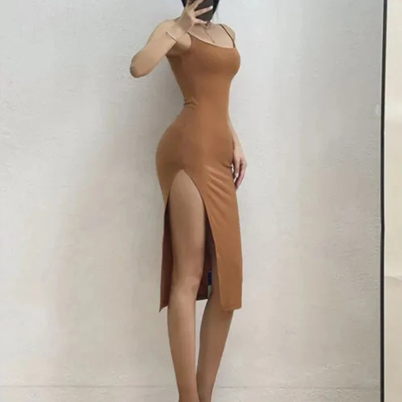 Vestido Largo ajustado con abertura alta, tirantes finos