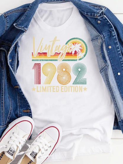T-shirt com estampado “Vintage 1982 Limited Edition”, manga curta, gola redonda, corte largo e confortável, ideal para um look casual de inspiração retro