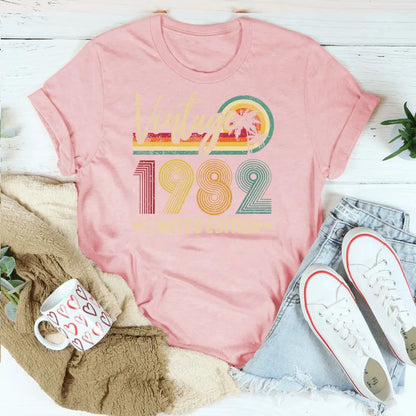 T-shirt com estampado “Vintage 1982 Limited Edition”, manga curta, gola redonda, corte largo e confortável, ideal para um look casual de inspiração retro