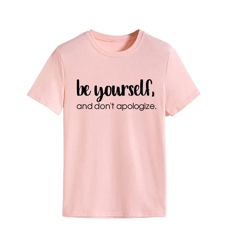 Camiseta con estampado "Be Yourself Don’t Apologize", manga corta, cuello redondo, corte holgado y cómodo, ideal para un look casual y desenfadado