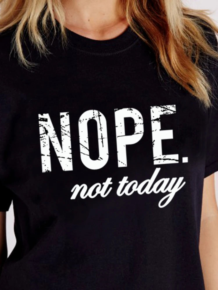 T-shirt com estampado “Nope Not Today”, manga curta, gola redonda, corte largo e confortável, ideal para um look casual de verão