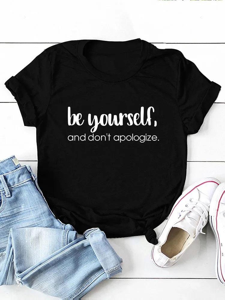Camiseta con estampado "Be Yourself Don’t Apologize", manga corta, cuello redondo, corte holgado y cómodo, ideal para un look casual y desenfadado